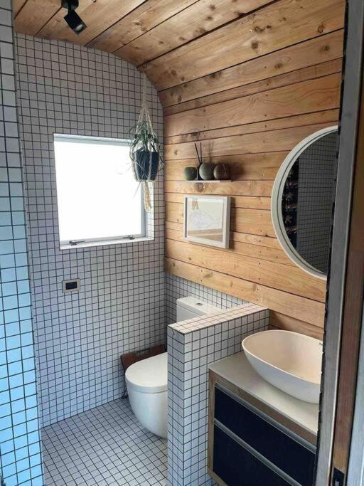 Bowentown Electric Waihi Beach House - Family & Dog Friendly, Close To Beach, Pool Table, Outdoor Fire Room, Skate Ramp מראה חיצוני תמונה